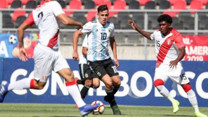 Sobre el final La Argentina le ganoacute a Peruacute y logroacute la clasificacioacuten