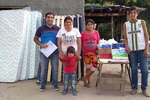 Entregan mobiliario a un grupo de familias del departamento Siliacutepica