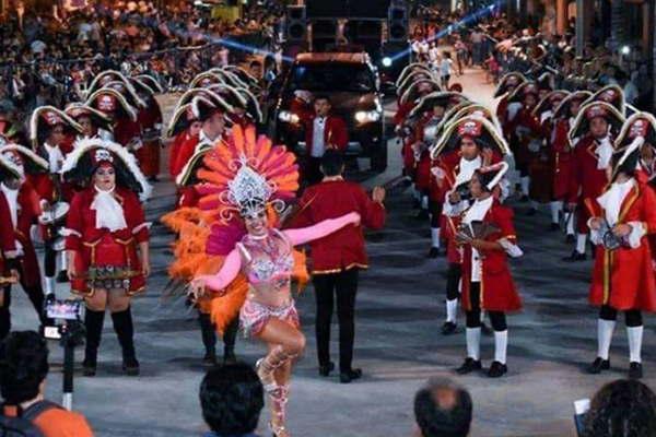 Las comparsas se preparan para la presentacioacuten en los Corsos del Norte