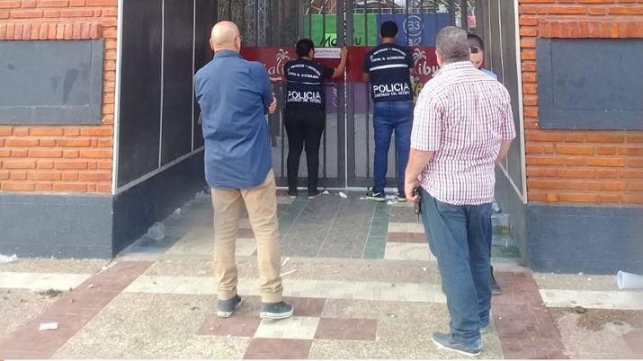 Maacutes boliches y bares clausurados en la noche de Santiago