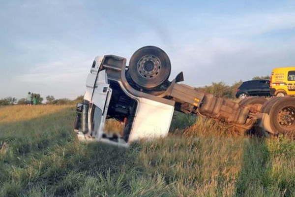 Iban con sus dos hijos y volcaron su camioacuten sobre la Ruta 157 cerca de Friacuteas