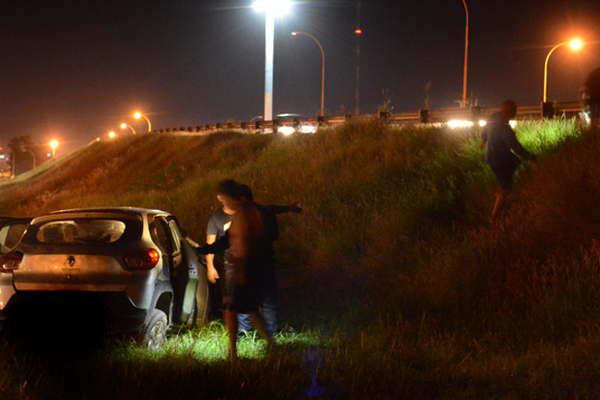 Una mala maniobra generoacute un espectacular vuelco y milagro en el puente de la Autopista