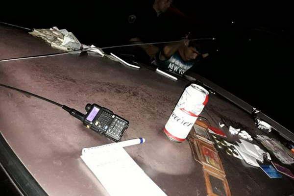 Sorprenden a un hombre y dos joacutevenes con 11 envoltorios de cocaiacutena en un auto