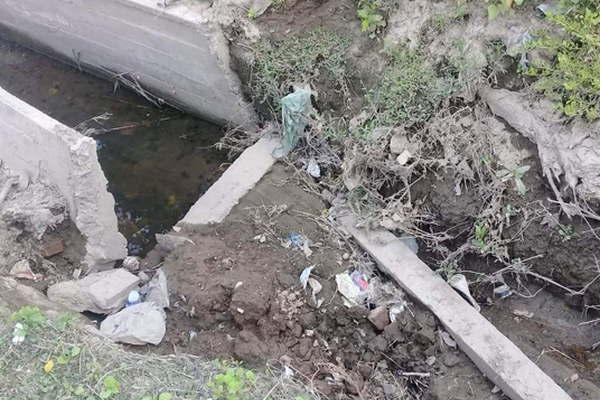 Las lluvias derrumbaron gran parte de uno de los principales desaguumles