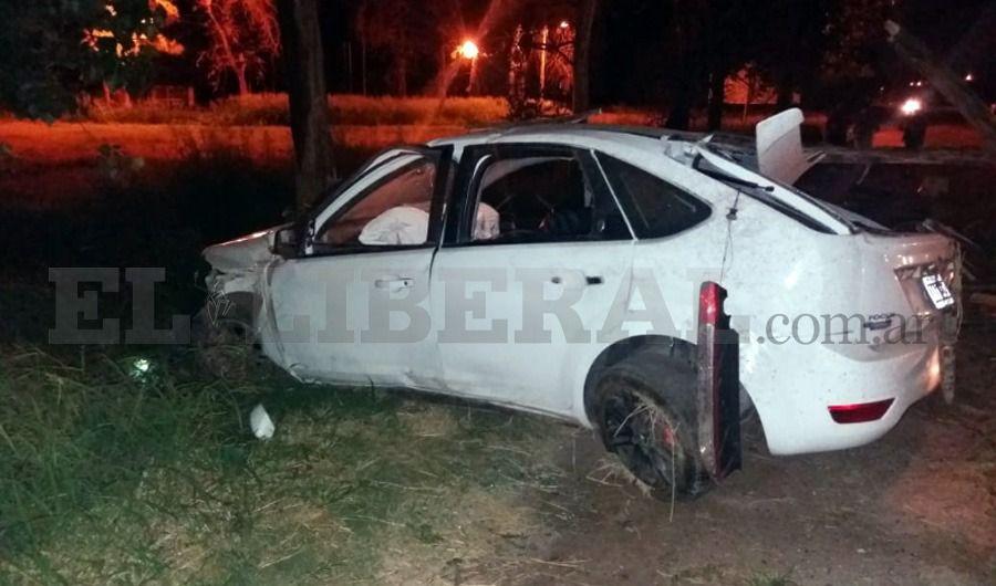Auto con cuatro ocupantes volcoacute y se estrelloacute contra un aacuterbol