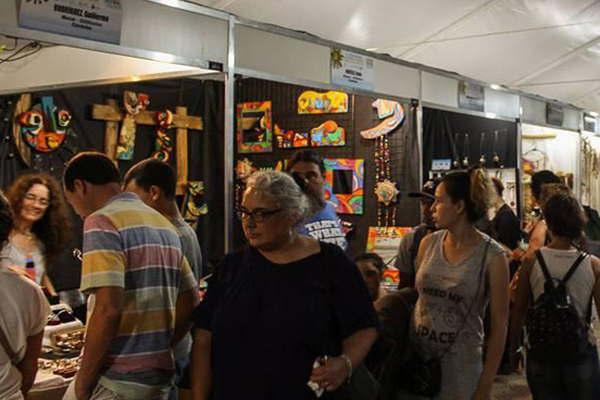 Artesanos locales exponen sus trabajos en la 53ordf Fiesta de la Artesaniacutea y Arte Popular 