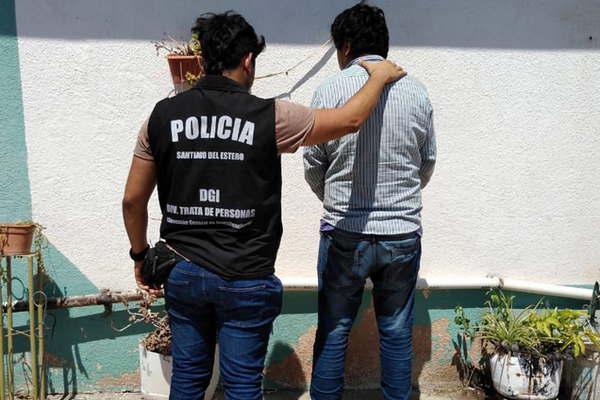 Hizo un triacuteo con dos mujeres las filmoacute y las extorsionoacute