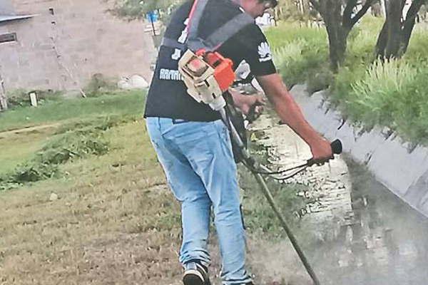 Reponen luminarias y limpian y desinfectan sectores de Clodomira