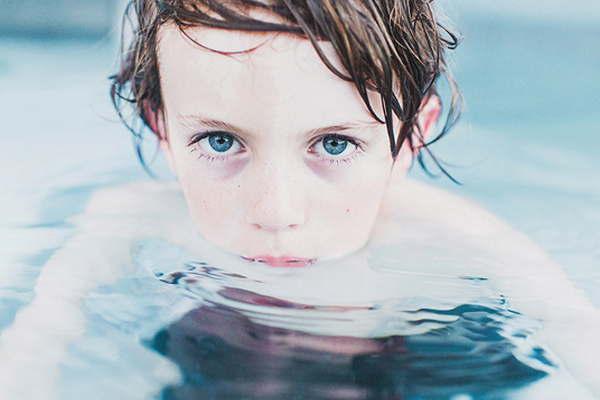 Recomiendan prevenir la otitis durante las vacaciones