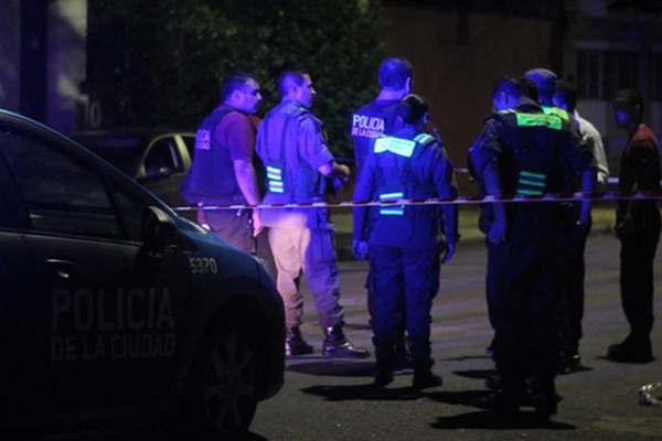 Amputaron las piernas a policiacutea baleado en un asalto