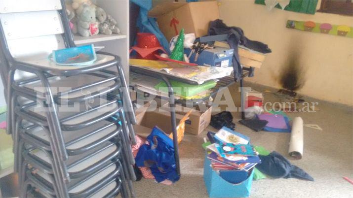 Friacuteas- roban un ventilador destrozan y queman bienes en un jardiacuten