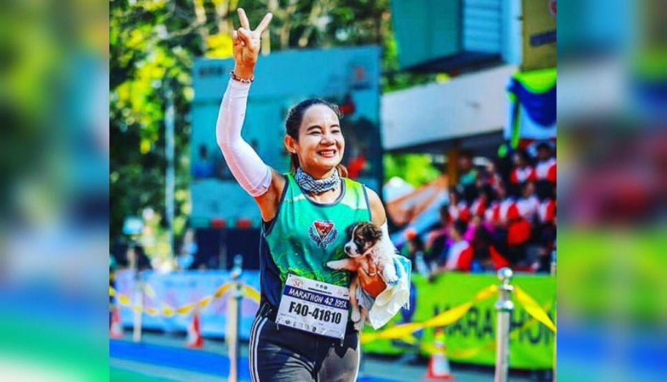 Corre una maratoacuten cargando a un perro callejero