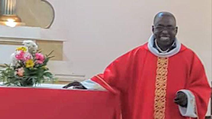 El padre Gilbert oficiar una misa por los enfermos