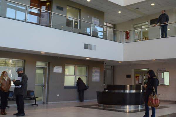 Acusada de herir a su pareja declaroacute que eacutel chocoacute contra el cuchillo