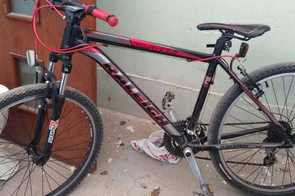 Delincuente le roboacute la bicicleta a una mujer y la vendioacute por 1000 pero la Policiacutea recuperoacute el rodado en 72 horas
