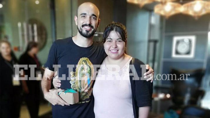 Abel Pintos contento por los regalos que recibió de sus fan�ticas santiagueñas