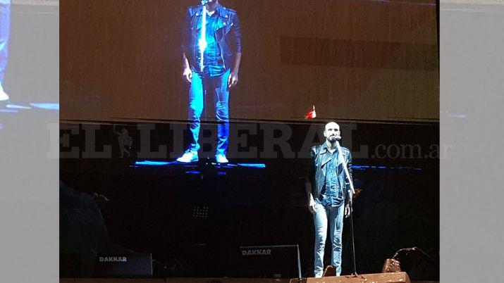 VIDEO  Abel Pintos cantoacute dos temas y se suspendioacute La Salamanca