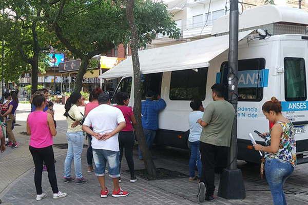 La oficina moacutevil de la Anses brindaraacute servicios en barrios de la capital y en cuatro localidades del interior