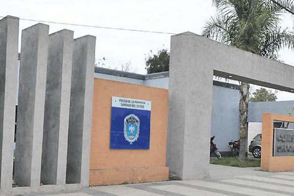 Denuncioacute que un policiacutea ebrio amenazoacute con su arma reglamentaria a su hijo