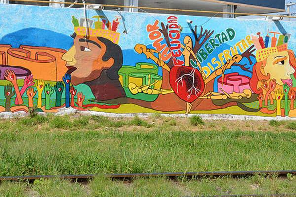 Adornaron la ciudad con un mural y un profundo mensaje en un proyecto cultural