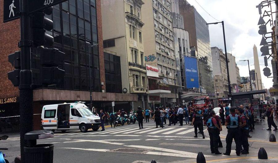Al menos 1 muerto al incendiarse un hotel en calle Corrientes
