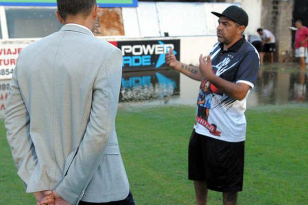 La lluvia obligoacute a postergar el duelo para esta noche 