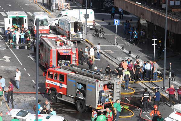 Una mujer muerta y cuatro heridos graves por el incendio de un hotel 