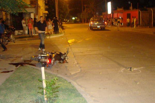 Choque de dos motocicletas terminoacute con un joven muerto