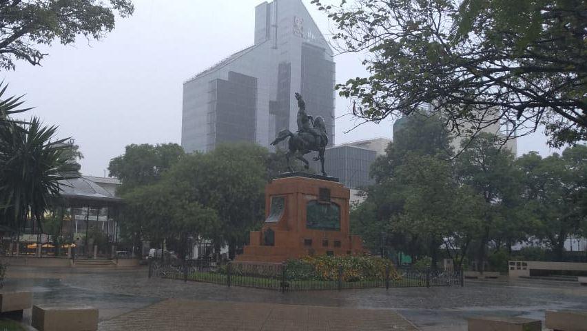 El saacutebado arrancoacute nublado y se anuncian maacutes lluvias para Santiago