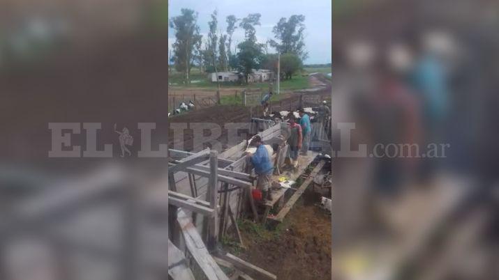 VIDEO  Asiacute rescataban a maacutes de 700 vacas de un tambo