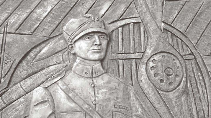 Detalle de la escultura del Mayor Eduardo Alfredo Olivero DEL ESCULTOR CARLOS LEONARDO GÓMEZ