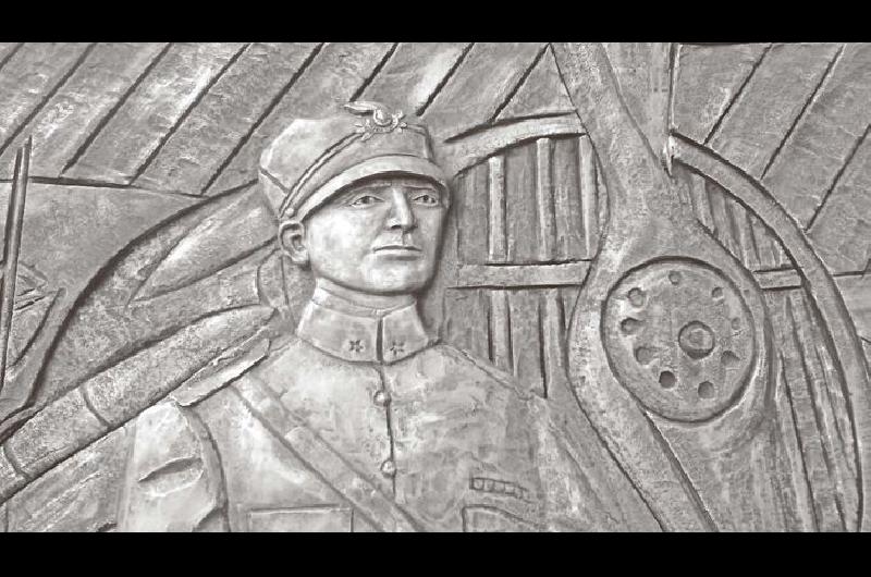 Detalle de la escultura del Mayor Eduardo Alfredo Olivero DEL ESCULTOR CARLOS LEONARDO GÓMEZ