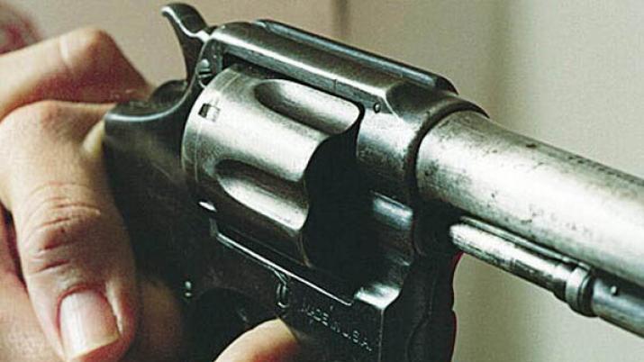 Amenazoacute con un arma de fuego a su rival en pleno Festival de La Salamanca