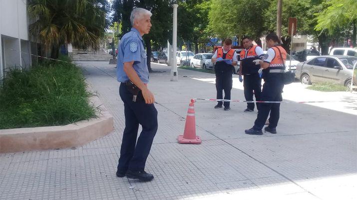 Imagen del lugar en el que socorrieron a la mujer que se arrojó del 4� piso de Tribunales
