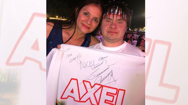 VIDEO  Axel cumplioacute su suentildeo de conocer a Luciano Pereyra