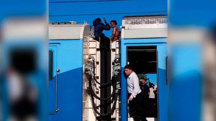 Viajaban en el techo del tren y recibieron una descarga eleacutectrica