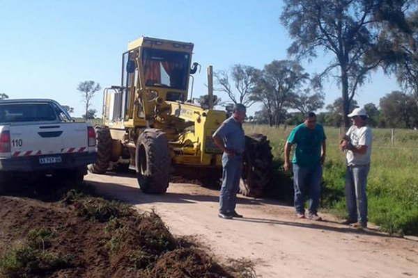 Municipio y Vialidad reparan los caminos vecinales cerca de Pinto