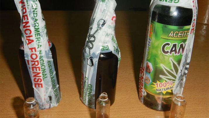 Incautan 30 frascos de aceite de cannabis escondidos en un bolso