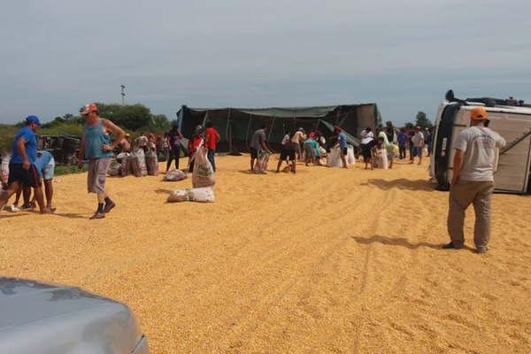 En triple choque cerca de Real Sayana la gente se apoderoacute de una carga de maiacutez