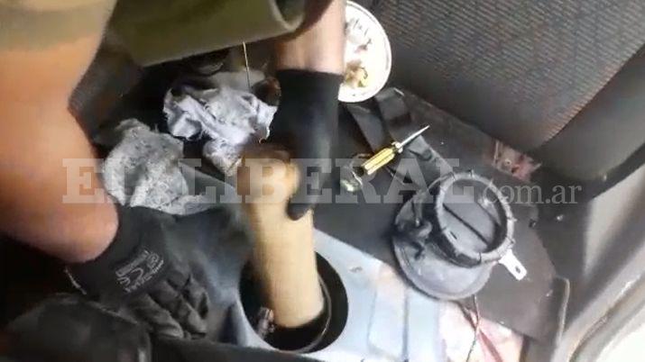 VIDEO  Hallaron la cocaiacutena en el tanque de combustible