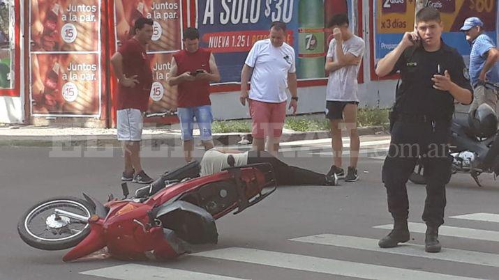 Dos mujeres y una nintildea resultaron heridas tras chocar un auto