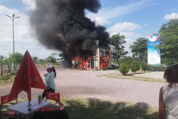 Se incendioacute la carpa  de informacioacuten turiacutestica de la Isla Tara Inti