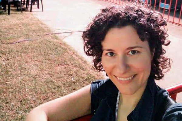 Me agrada ver que en Santiago el folclore le pertenece a todos muacutesicos bailarines y al puacuteblico