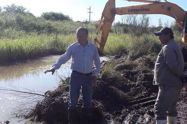 El intendente Leguizamoacuten supervisoacute los avances en el desaguumle sur de Pinto