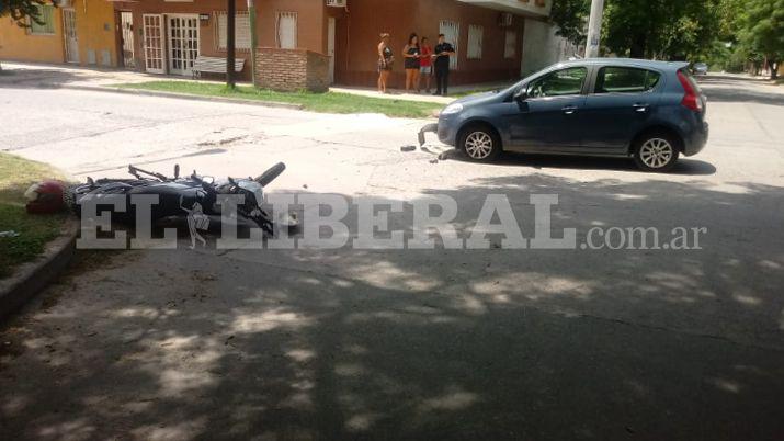 Un hombre resultoacute con fractura expuesta al chocar con un auto