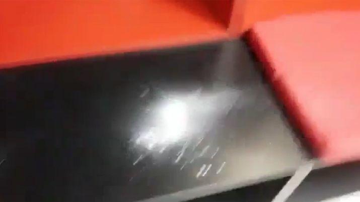 VIDEO  Un polvo extrantildeo en el vestuario de Central causoacute alarma