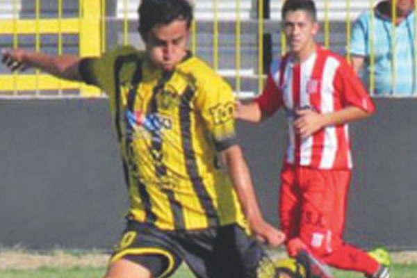 Independiente goleoacute a Sportivo Tintina y se trepoacute a la cima