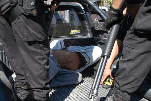 Lo buscaban por robo y le descubrieron una planta de marihuana en la casa