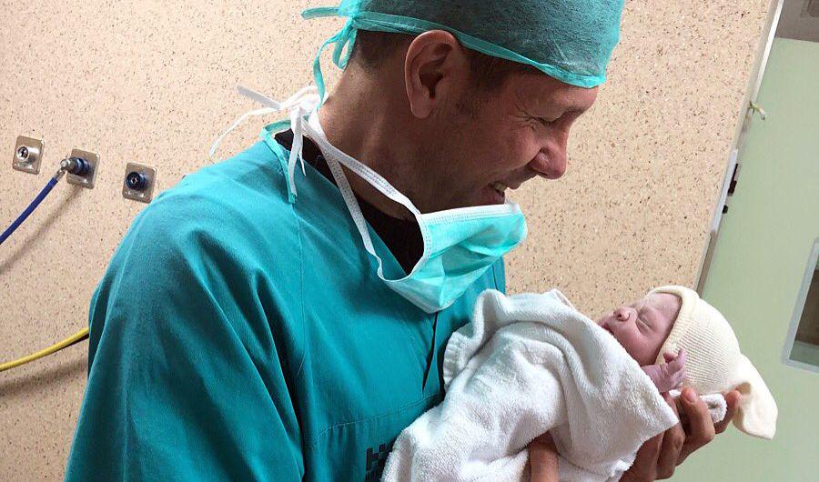 La tierna imagen del Cholo Simeone con su hija recieacuten nacida