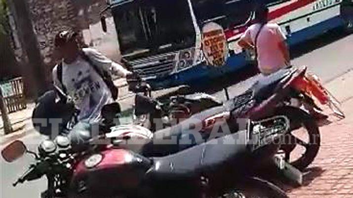 Lo atraparon justo cuando robaba un casco y lo escracharon